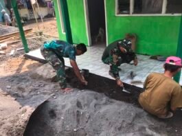Sertu Yuli Ujiono Teruskan Pemasangan Keramik, RTLH Ibu Tuha Masuk Tahap Finishing