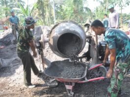 Rabat Beton Capai 92 Persen, Serda Erik Andriawan Kebut Pengecoran dengan Arco