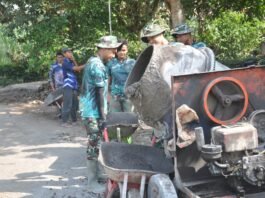 Semangat Tanpa Batas, Prada Agus Nur Hidayat Kebut Pengecoran Rabat Beton TMMD
