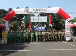 Persit KCK Cabang XXXV Kodim 0821/Lumajang Bersama Masyarakat Semarakkan Bazar HUT ke-81 TNI.