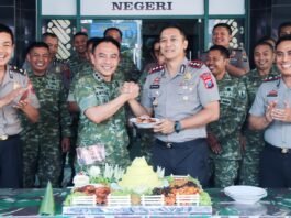 Kejutan HUT ke-81 TNI, Polres Lumajang Berikan Tumpeng sebagai Wujud Sinergi TNI-Polri