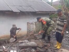 Wujud Kepedulian Lingkungan, Babinsa Kandangtepus Bersama Warga Normalisasi Selokan dan Gorong-Gorong